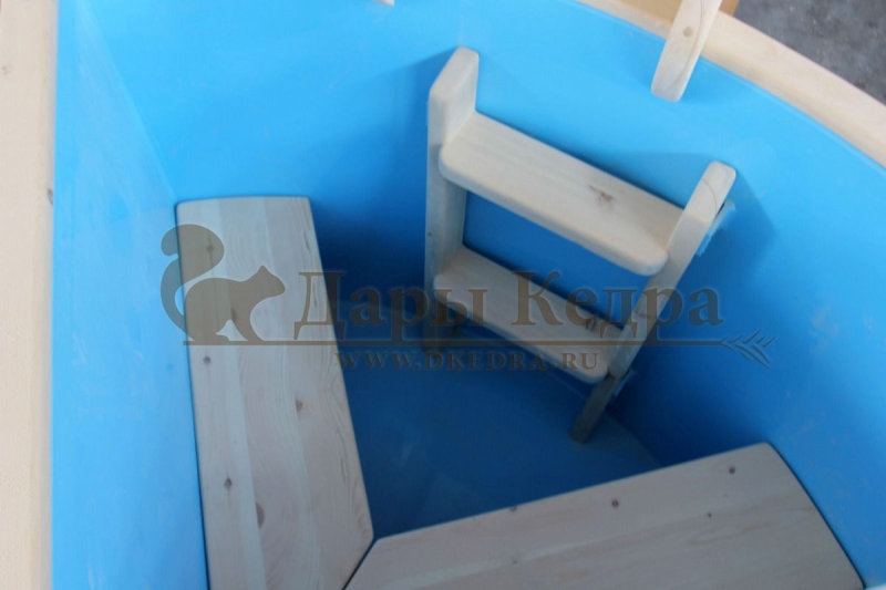 Гладкая столярная угловая купель из кедра с пластиковой вставкой